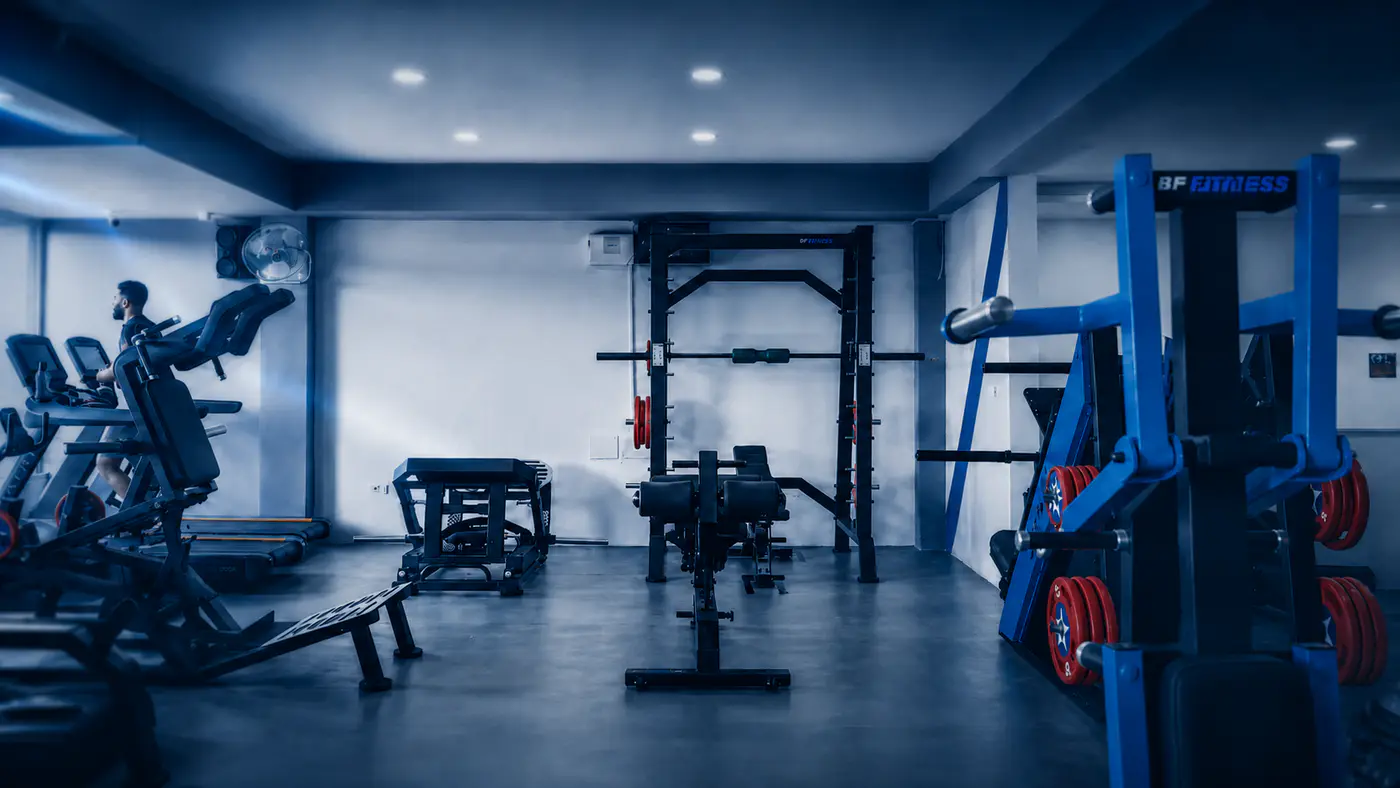 Salle de musculation FIT LIFE avec haltères et machines