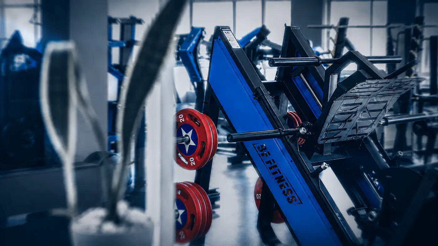 Tapis et vélos dans la salle de musculation